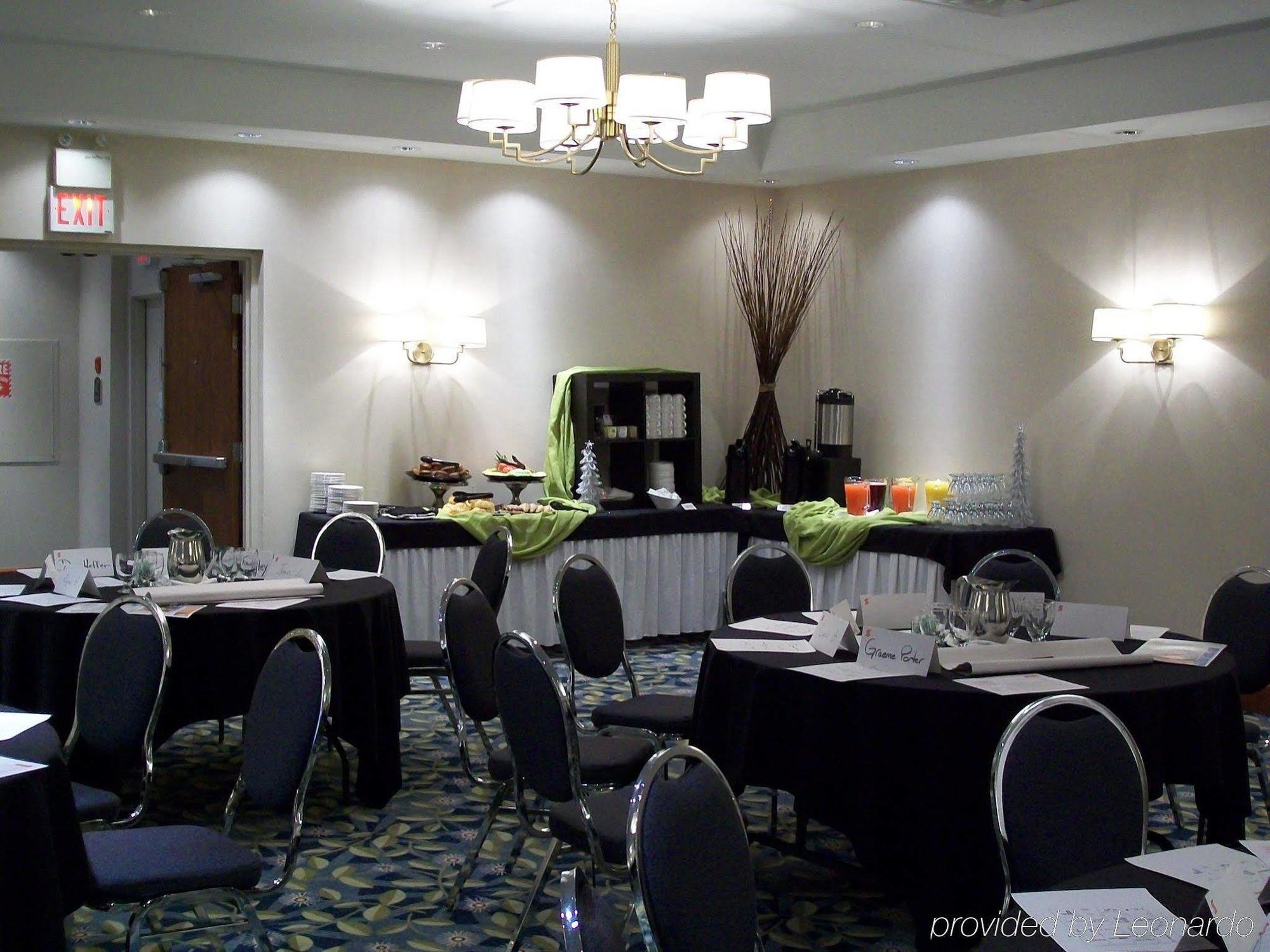 Amenida Residences, YYC מסעדה תמונה
